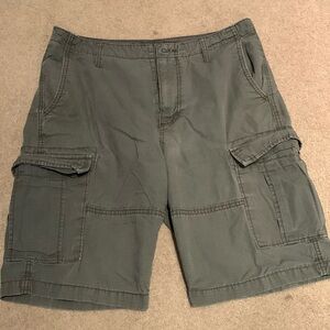Old Navy men’s cotton cargo shorts olive green size 33